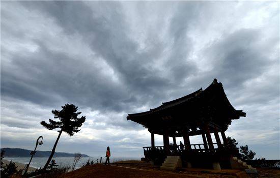 조선조 숙종이 '관동제일루'라 칭한 망양정. 망양정-월송정을 잇는 관동팔경길이 시작되는 곳이다.