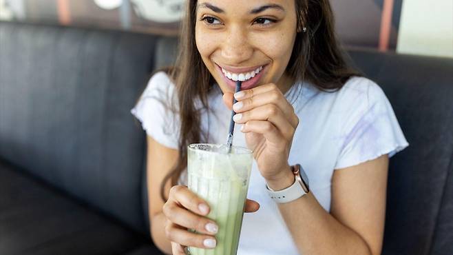 말차는 치아 착색을 유발한다고 알려진 커피에 비해 구강 건강에 더 좋을 수 있다