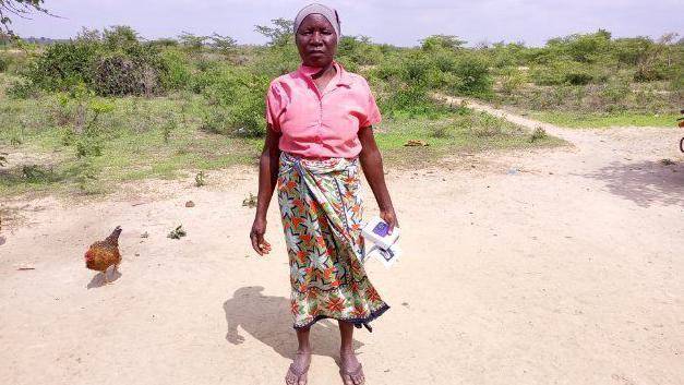 비영리 단체가 진행하는 프로젝트를 통해 매달 지원금을 받고 있는 카디는 이를 통해 "소속감"을 얻었다고 말한다