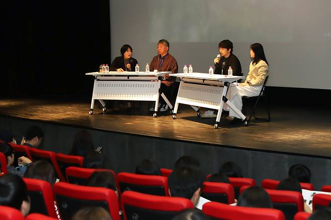 지난 29일 광화문 씨네큐브에서 열린 고레에다 히로카즈 감독(왼쪽에서 둘째)의 스페셜 토크 행사. /티캐스트