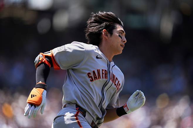 샌프란시스코 자이언츠 이정후가 1일 미국 캘리포니아주 샌디에이고 펫코파크에서 열린 샌디에이고 파드리스와의 경기에서 전력 질주 하고 있다. /AP 연합뉴스