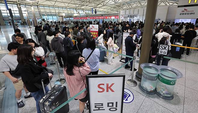 징검다리 황금연휴가 시작된 1일 인천국제공항 제1여객터미널 SK텔레콤 로밍센터에서 한 여행객이 유심 교체를 위해 대기하고 있다. /뉴스1