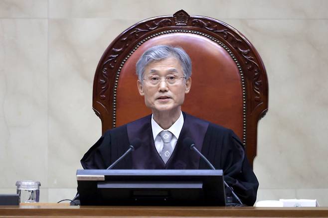 조희대 대법원장이 1일 서울 서초구 대법원 대법정에 입장해 이재명 더불어민주당 대선 후보의 공직선거법 사건 전원합의체 선고를 준비하고 있다. /사진공동취재단