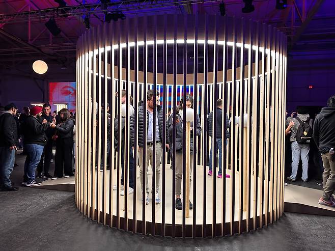 30일 미국 샌프란시스코에서 열린 TFH의 '월드' 행사에서 참가자들이 오브를 통해 홍채 인증을 하고 있다./오로라 특파원