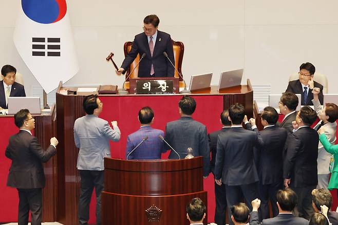 국민의힘 의원들이 1일 오후 서울 여의도 국회에서 열린 본회의에서 최상목 경제부총리 겸 기획재정부 장관 탄핵소추안을 상정하는 우원식 국회의장을 향해 항의 구호를 외치고 있다. /뉴스1