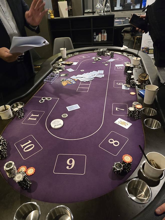 불법 도박장으로 운영하다 적발된 대전의 한 홀덤펍. /뉴스1