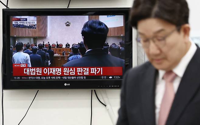 이재명 더불어민주당 대통령 후보의 공직선거법 위반 사건에 대해 대법원이 유죄 취지 파기환송 판결을 내린 가운데 1일 서울 여의도 국회에서 권성동 국민의힘 원내대표가 나서고 있다. /뉴스1