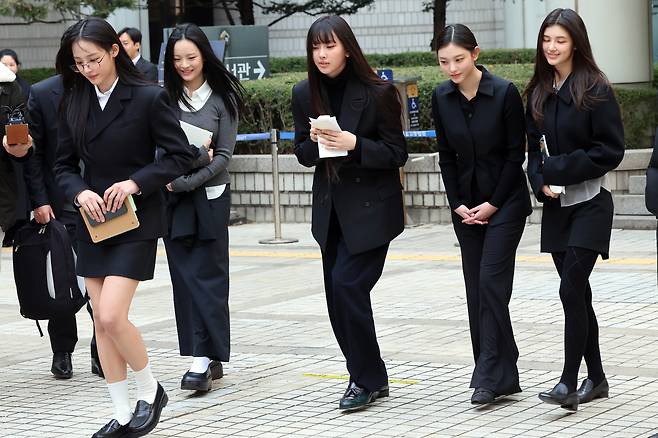 그룹 뉴진스(왼쪽부터 민지, 하니, 혜인, 해린, 다니엘)가 지난 3월 7일 서울 서초구 서울중앙지방법원에서 어도어 측이 멤버들을 상대로 제기한 ‘기획사 지위보전 및 광고계약 체결 등 금지’ 가처분 첫 심문기일을 마친 후 법원을 나서고 있다. /뉴스1