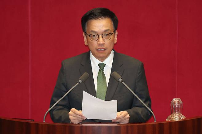 최상목 경제부총리 겸 기획재정부장관이 1일 오후 서울 여의도 국회에서 열린 본회의에서 2025년도 제1회 추가경정예산안이 통과되자 정부 측 인사를 하고 있다. /뉴스1