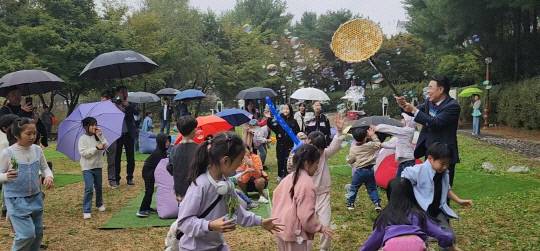 계룡시 최초로 시민참여단을 구성해 시민 주도로 기획부터 실행까지 참여한 이색 소통행사인 '같이 한 걸음, 계룡시 소통마켓' 행사가 지난해 10월 우중에도 불구하고 많은 시민들의 참여 속에 성황리에 개최됐다. 사진은 이응우 계룡시장이 버블아트를 연출하며 시민들과 즐거운 소통의 시간을 보내고 있다. 대전일보DB