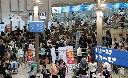 인천국제공항 제1여객터미널 SK텔레콤 로밍센터에서 출국자들이 유심(USIM)을 교체하기 위해 기다리고 있다. 사진=연합뉴스