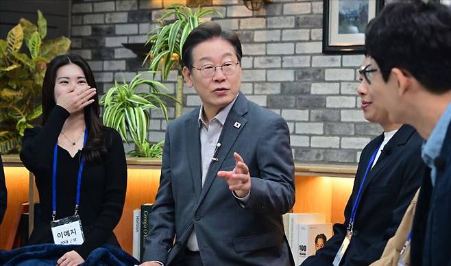 이재명 더불어민주당 대통령 후보가 30일 저녁 서울 구로구 한 스튜디오에서 열린슬기로운 퇴근생활 직장인 간담회에 참석해 직장인들의 고충을 듣고 답변하고 있다. ⓒ국회사진취재단