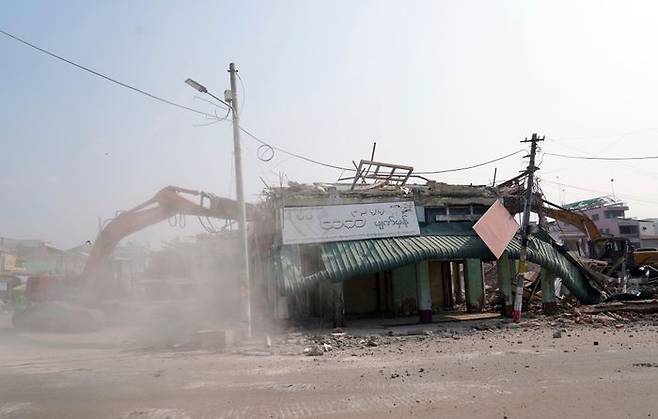 지난달 발생한 강진으로 미얀마 군사정권과 반군 간의 일시 휴전이 종료된 것으로 알려졌다.ⓒ뉴시스