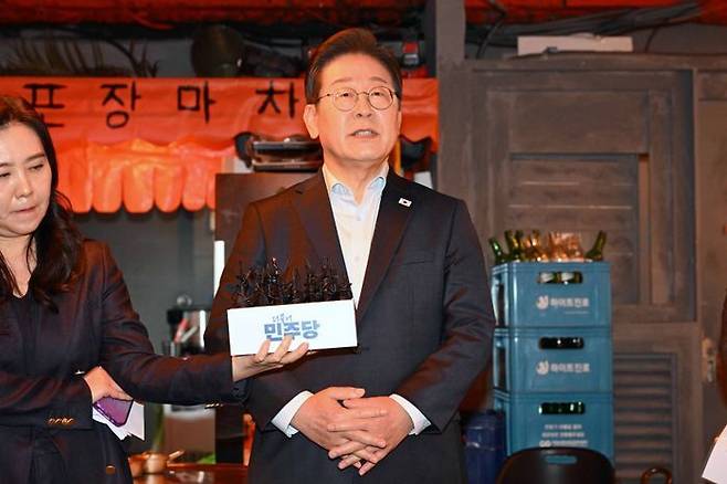 이재명 더불어민주당 대선후보가 1일 오후 서울 종로구의 한 포장마차에서 열린 비전형 노동자 간담회를 마친 뒤 대법원이 공직선거법 위반과 관련한 2심 판결을 파기 환송한데 대한 취재진 질문에 답하고 있다. ⓒ뉴시스