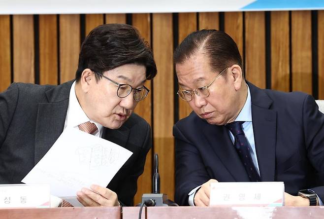 (서울=뉴스1) 국민의힘 권영세 비상대책위원장과 권성동 원내대표가 1일 오전 서울 여의도 국회에서 열린 ‘SK텔레콤 소비자 권익 및 개인정보보호를 위한 긴급 간담회’에서 대화하고 있다. 2025.5.1/뉴스1