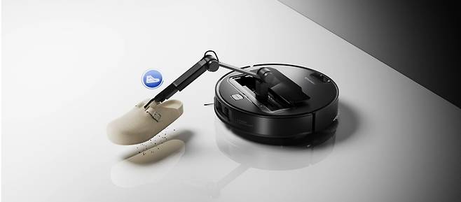 로보락의 5축 로봇팔 장착 로봇청소기 '사로스 Z70' (사진=로보락 홈페이지 캡처)