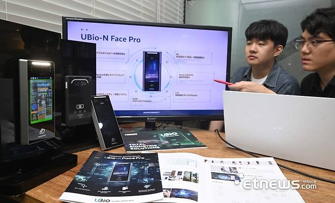 국내 통합보안솔루션 핀테크 유니온바이오메트릭스가 일본전기주식회사(NEC)와 손잡고 소프트뱅크에 곱급할 생체인증 솔루션을 점검하고 있다. 박지호기자 jihopress@etnews.com