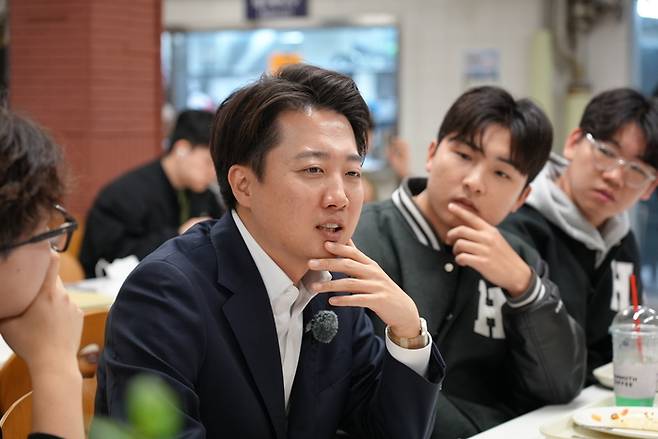 이준석 개혁신당 대선 후보가 1일 서울 동대문구 한국외국어대학교에서 '학식먹자 이준석, 한국외국어대학교로 갑니다!'를 진행했다.(사진=개혁신당 선대본)