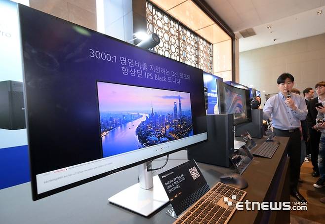 델 테크놀로지스는 지난 3월 26일 효율과 생산성을 혁신시킬 수 있는 인공지능(AI) PC와 업무용 모니터 등 2025년형 클라이언트 신제품을 공개했다. 김민수기자 mskim@etnews.com