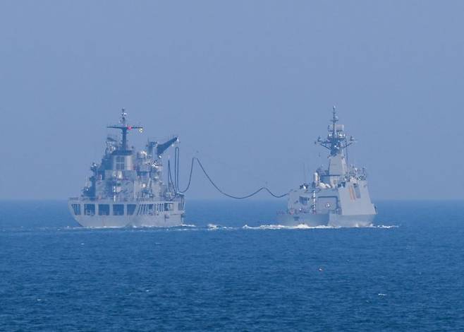 해군은 지난 4월 28일부터 5월 1일까지 서해와 남해에서 압도적인 군사대비태세 확립과 필승의 전투의지 고양을 위해 함대종합전투훈련을 실시했다. 해군2함대 서울함(FFG-II, 3100t, 오른쪽)과 화천함(AOE-Ⅰ, 4200t, 왼쪽)이 29일 서해상에서 해상기동군수 훈련을 하고 있다. 해군 제공