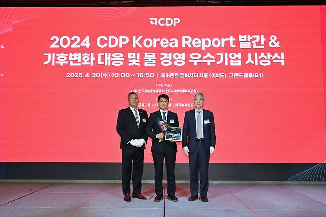 지난 30일 서울 영등포구 페어몬트 앰배서더 호텔에서 열린 '2024 CDP 코리아 어워드' 시상식에서 현대건설 안전수행지원실 김제영 실장(가운데)이 CDP 한국위원회 주요 관계자들과 기념촬영을 하고 있다. 현대건설 제공