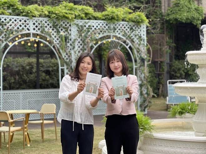 모델들이 '파리의 순간' 테마 행사를 홍보하고 있다. 현대백화점 제공