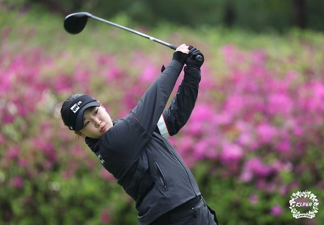 경기 양주 레이크우드CC에서 열린 '크리스에프앤씨 제47회 KLPGA 챔피언십'에서 김민솔이 16번홀 티샷을 하고 있다. KLPGA 제공