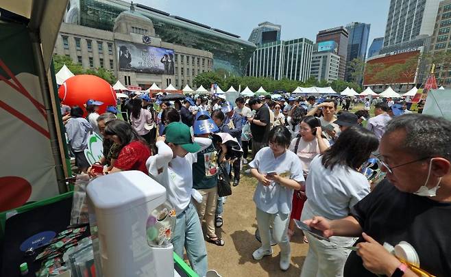 지난해 6월 서울시청 광장에서 열린 '2024 서울식품유통대전(K푸드쇼)' 행사장을 찾은 시민들이 K푸드 홍보부스를 방문하고 있다. fnDB