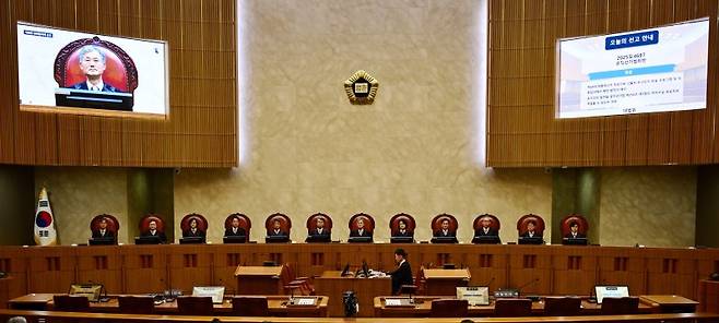 전원합의체 12명 중 10명 유죄 판단. 조희대 대법원장(왼쪽 일곱번째)을 비롯한 대법관들이 1일 서울 서초구 대법원에서 더불어민주당 이재명 대선 후보의 공직선거법 위반사건 상고심 선고를 하기 위해 착석해 있다. 대법원 전원합의체는 이날 이 후보의 '김문기 골프·백현동 발언'에 대해 대법관 12명 중 10명의 유죄 취지로 사건을 서울고법으로 돌려보냈다. 연합뉴스