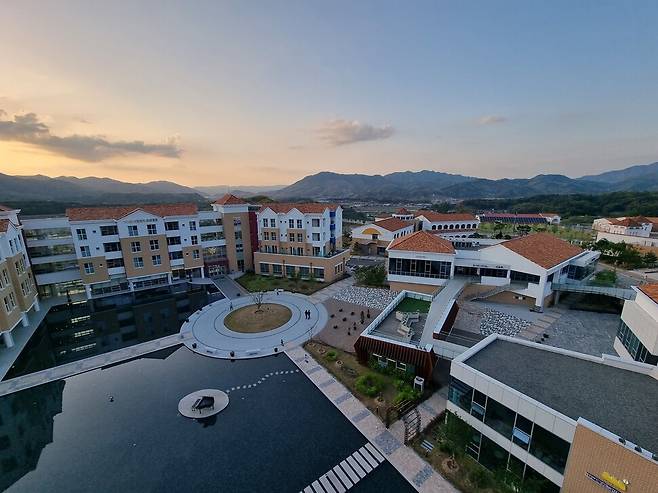 아이쿱요양병원 전경. 괴산자연드림파크 안에 위치해 자연을 즐기면서도 스포츠센터, 사우나, 산책길 등을 이용할 수 있다. 김보근 선임기자 tree21@hani.co.kr