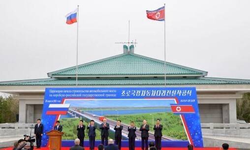 두만강 하류 러시아 하산과 북한 라선시 두만강동을 잇는 ‘조로(북-러) 국경 자동차다리’ 건설 착공식이 30일 하산과 나선시에서 동시에 진행됐다고 1일 노동신문이 보도했다. 조선중앙통신 연합뉴스