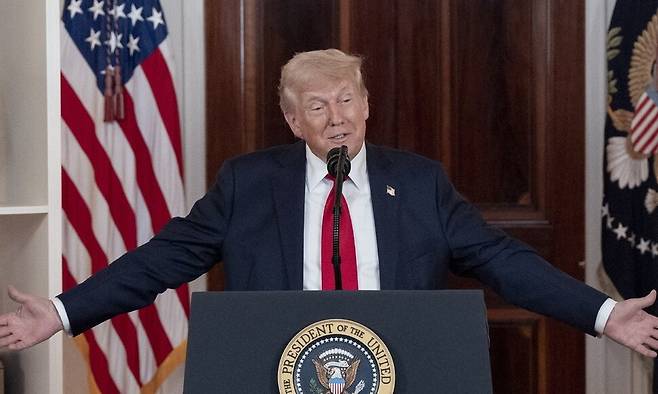 도널드 트럼프 미국 대통령이 30일(현지시각) 워싱턴 백악관에서 열린 행사에서 발언을 하고 있다. EPA 연합뉴스