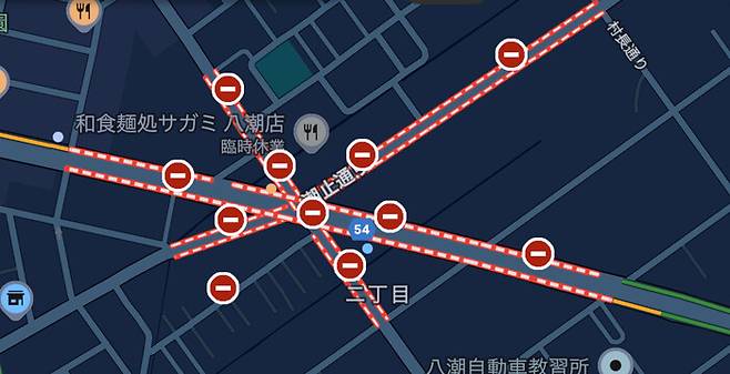 지난 29일 스마트폰 애플리케이션(앱)에 일본 사이타마현 야시오시 싱크홀 사고 현장의 출입통제를 안내하는 표시가 빼곡히 그려져 있다. 앱 이미지 갈무리