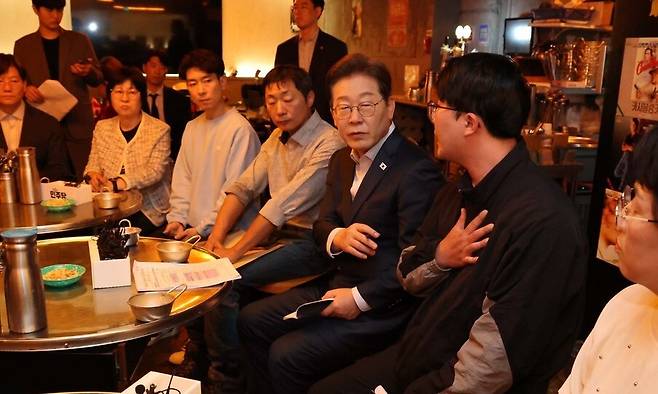 이재명 더불어민주당 대선 후보가 1일 서울 종로구의 한 포차 식당에서 `당신의 하루를 만드는, 보이지 않는 영웅들\'이란 주제로 배달 라이더, 택배 기사 등 비(非)전형 노동자들과 간담회를 하고 있다. 공동취재사진