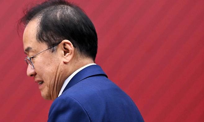 29일 서울 여의도 국민의힘 당사에서 열린 제21대 대통령 후보자 국민의힘 3차 경선 진출자 발표 행사에서 경선에 탈락 후 정계 은퇴 의사를 밝힌 홍준표 후보가 발표장에서 나가고 있다. 연합뉴스