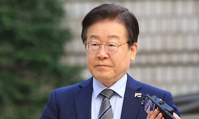 이재명 당시 더불어민주당 대표가 2024년 11월 12일 오전 서울 서초구 서울중앙지방법원에서 열린 대장동·백현동·위례신도시 개발 비리 및 성남에프시(FC) 불법 후원금 의혹 사건 1심 속행 공판에 출석하고 있다. 연합뉴스