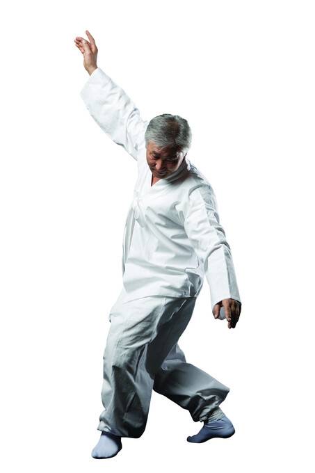 이윤석은 국가무형유산 고성오광대놀이의 인간문화재다. 마당에 나설 때는 탈을 쓰고, 무대에 나설 때는 탈을 벗는다. 장단에 들려 공기를 밀며 꺼내는 그의 춤사위는 무(舞)이자 무(武)이다. ‘라운드테이블’ 이진환 제공