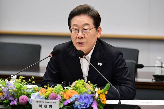 이재명 더불어민주당 제21대 대통령 선거 후보가 28일 오후 경기도 이천시 SK하이닉스 이천캠퍼스에서 열린 'K반도체' AI메모리반도체 기업 간담회에 참석해 발언을 하고 있다. 이천=뉴시스