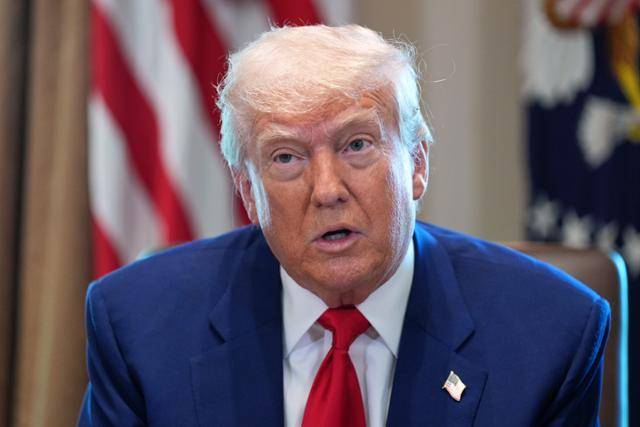 도널드 트럼프 미국 대통령이 30일 워싱턴 백악관에서 열린 각료회의에서 발언하고 있다. 워싱턴=AP 연합뉴스