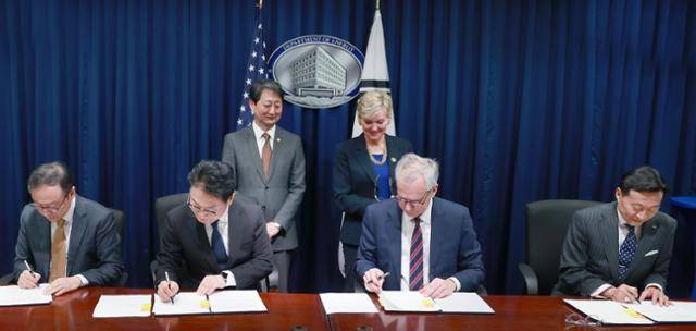 안덕근(뒷줄 왼쪽) 산업통상자원부 장관과 제니퍼 그랜홈 당시 미국 에너지부 장관이 지켜보는 가운데 1월 9일 양국 정부 관계자들이 한미 원자력 수출 및 협력 원칙에 관한 기관 간 약정에 서명하고 있다. 산업통상자원부 제공