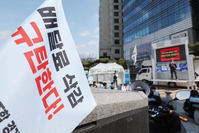 민주노총 서비스연맹 배달플랫폼노조 조합원들이 지난달 10일 서울 송파구의 우아한형제들 본사 앞에서 '배달의민족 규탄! 배달료 삭감! 분노한 라이더' 긴급 규탄대회를 하고 있다. 배달플랫폼노조는 이날 "기본 배달료 삭감 및 기본거리 기준 증가 등 배달의민족의 배달료 체계 변경 철회를 촉구한다"고 밝혔다. 뉴스1