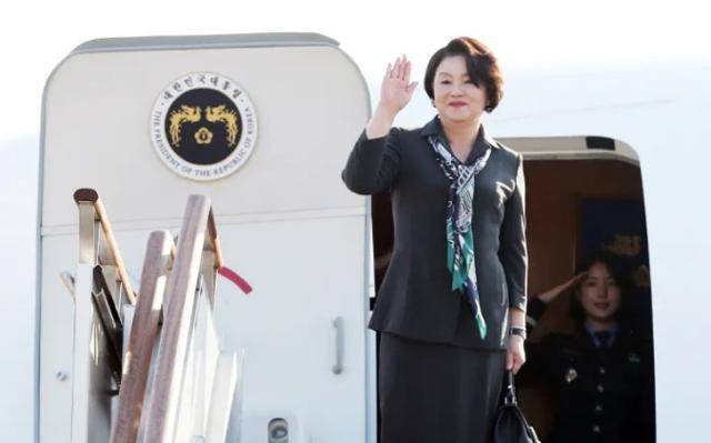 문재인 전 대통령의 부인 김정숙 여사가 2018년 11월 4일 인도를 방문하기 위해 서울공항에서 공군 2호기에 올라 손을 흔들며 출국 인사를 하고 있다. 청와대 제공