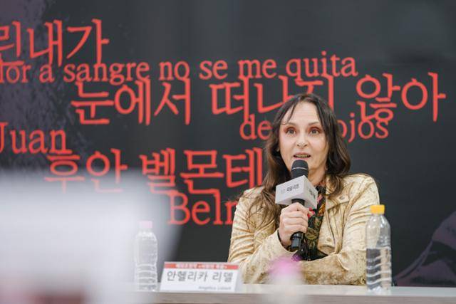 스페인 연출가 안헬리카 리델이 지난달 30일 국립극장에서 기자들에게 작품 세계를 설명하고 있다. 국립극장 제공