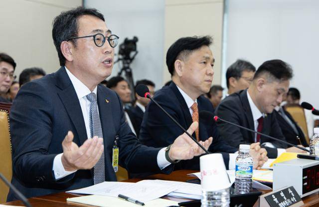 유영상 SK텔레콤 대표이사가 30일 서울 여의도 국회 과학기술정보방송통신위원회에서 열린 YTN 등 방송·통신 분야 청문회에서 의원 질의에 답변하고 있다. 뉴스1