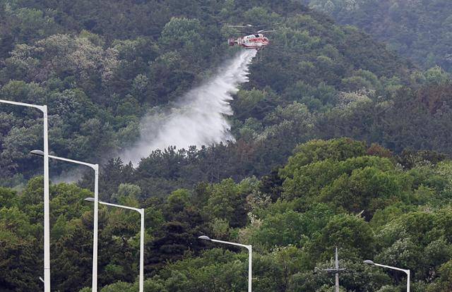 23시간 만에 꺼졌다가 재발화해 확산한 대구 북구 함지산 산불이 다시 진화 완료된 1일 헬기가 잔불 정리를 하고 있다. 대구=연합뉴스