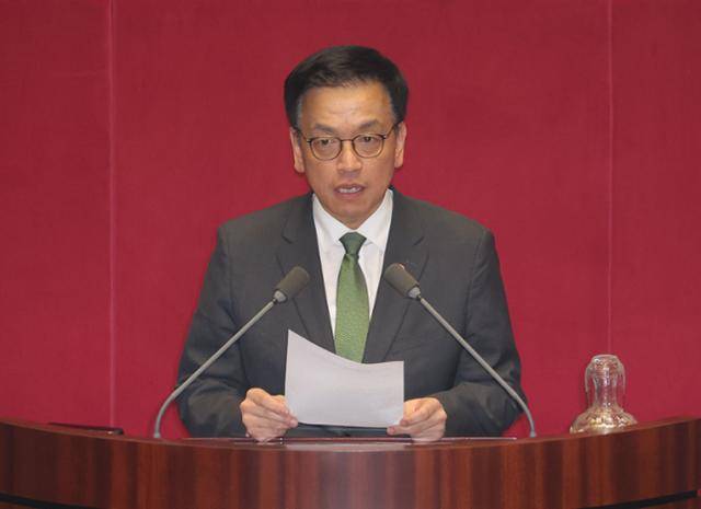 최상목 부총리 겸 기획재정부 장관이 1일 국회에서 열린 본회의에서 2025년도 제1회 추가경정예산안 표결 전 발언하고 있다. 최 부총리는 자신에 대한 탄핵소추안이 국회 표결에 붙여지자 곧바로 사의를 표명했고, 이날 자정까지 임기가 지속되는 한덕수 대통령 권한대행이 사표를 수리했다. 연합뉴스