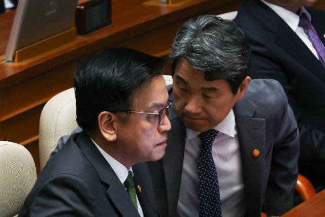 1일 서울 여의도 국회에서 열린 제424회 국회(임시회) 제7차 본회의에서 최상목 경제부총리 겸 기획재정부 장관과 이주호 사회부총리 겸 교육부 장관이 대화하고 있다. 뉴시스