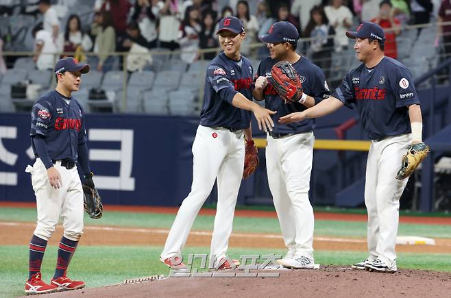 30일 오후 서울 고척스카이돔에서 열린 2025 프로야구 롯데 와 키움 경기. 롯데가 10-9 승리했다. 경기종료후 선수들이 승리를 기뻐하고 있다. 고척=정시종 기자 capa@edaily.co.kr /2025.04.30.