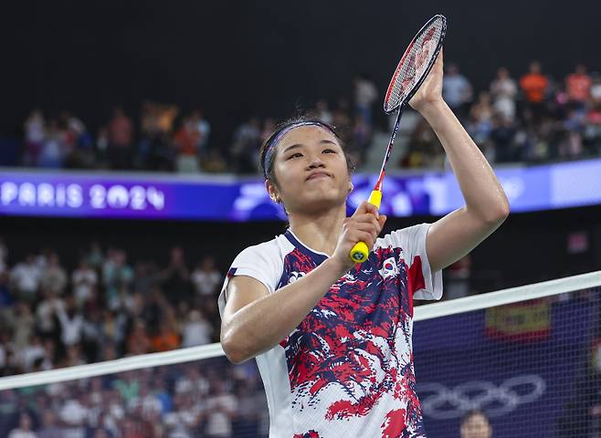 <yonhap photo-5991="">(파리=연합뉴스) 김인철 기자 = 3일(현지시간) 프랑스 파리 포르트드 라 샤펠 아레나에서 열린 2024 파리올림픽 배드민턴 여자 단식 8강전에서 한국 안세영이 일본 야마구치 아카네를 상대로 승리한 뒤 자축하고 있다. <저작권자 ⓒ 1980-2024 ㈜연합뉴스. 무단 전재 재배포 금지, AI 학습 및 활용 금지></yonhap>