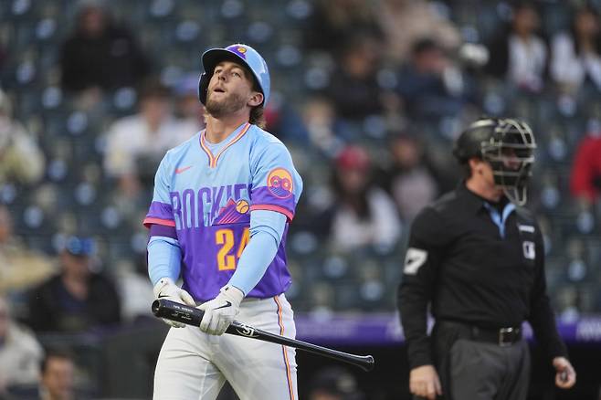 <yonhap photo-2404=""> Colorado Rockies' Ryan McMahon reacts after being called out on strikes against Washington Nationals relief pitcher Colin Poche in the fifth inning of Game 2 of a split baseball doubleheader Sunday, April 20, 2025, in Denver. (AP Photo/David Zalubowski)/2025-04-21 10:47:07/ <저작권자 ⓒ 1980-2025 ㈜연합뉴스. 무단 전재 재배포 금지, AI 학습 및 활용 금지></yonhap>
